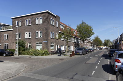 914124 Gezicht in de Pieter Nieuwlandstraat te Utrecht, met links de ingang van de Cornelis Drebbelstraat.